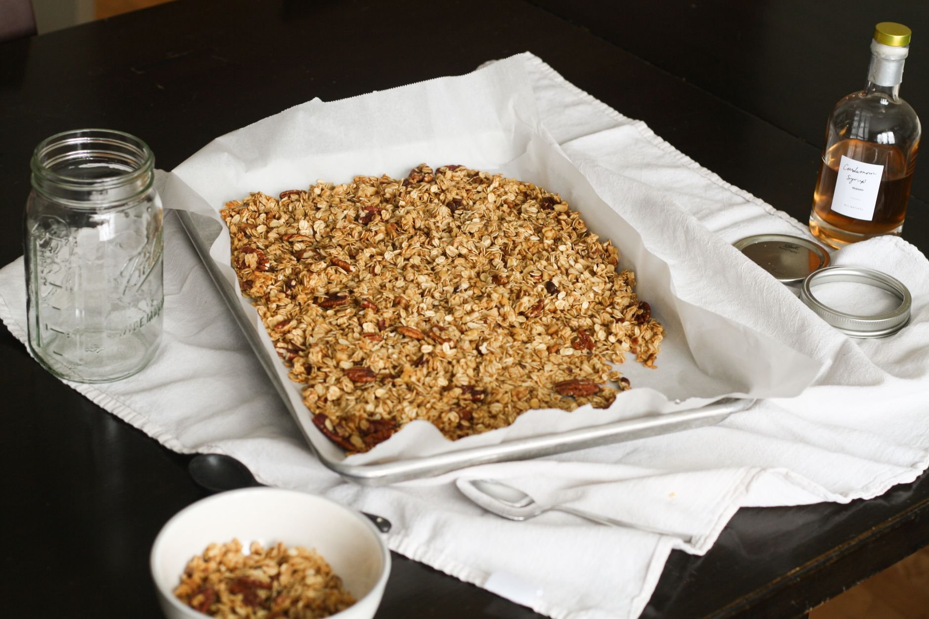 Granola casera sobre una bandeja de horno, lista para el desayuno.